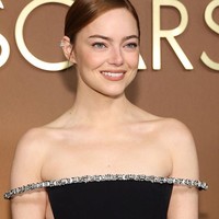 Emma Stone mendapatkan penghargaan baru, namun kali ini bukan sebuah piala film yang didapatkan, melainkan pengakuan kecantikannya. Aktris 37 tahun itu dinobatkan sebagai wanita tercantik di dunia berdasarkan metode Greek Golden Ratio, rumus matematika kuno yang menilai kesempurnaan proporsi wajah. Foto: Foto: Getty Images