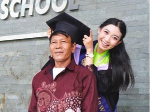 Haru, Anak Pekerja Bangunan Ini Raih Predikat Wisudawan Terbaik Unesa
