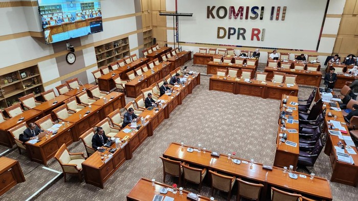 Komisi III DPR melaksanakan fit and proper test atau uji kelayakan dan kepatutan terhadap 7 calon anggota Komisi Yudisial (KY), Senin (17/11/2025).