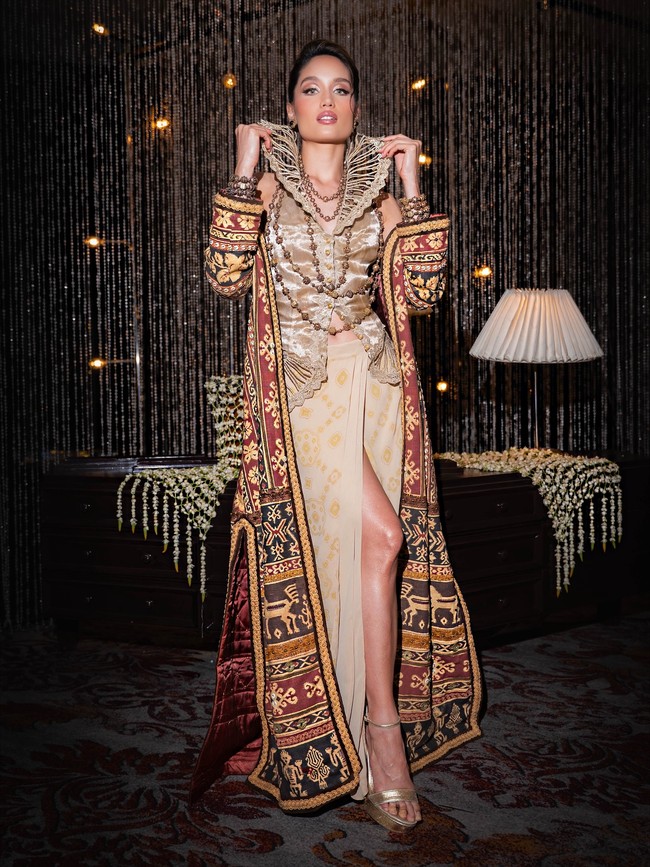 Cinta Laura memakai kain tradisional yang punya nilai histori dan sudah melalang buana ke Paris hingga New York sebelum dipakai sang aktris. Busana rancangan Michael Pondaag tersebut membuatnya tampil stand out. Foto: Instagram