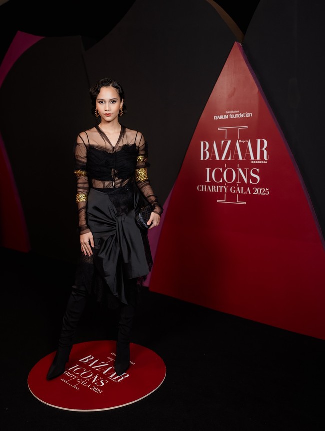 Lutesha mengenakan gaya tradisional yang lebih bold. Tidak memakai kain, ia memilih rok dengan aksen ikatan yang dilengkapi gelang-gelang emas dan purse yang menambah kesan etnik. Foto: Instagram