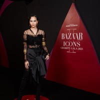 Lutesha mengenakan gaya tradisional yang lebih bold. Tidak memakai kain, ia memilih rok dengan aksen ikatan yang dilengkapi gelang-gelang emas dan purse yang menambah kesan etnik. Foto: Instagram