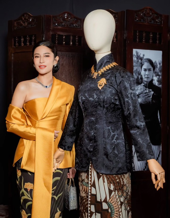 Dian Sastrowardoyo tampil mencuri perhatian dalam malam amal tersebut dengan kebaya rekonstruksi rancangan Sebastian Gunawan dan kain bermotif bunga kuning yang senada. Ia pun berpose dengan kebaya janggan yang dipopulerkannya lewat Gadis Kretek. Foto: Instagram