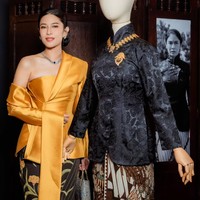 Dian Sastrowardoyo tampil mencuri perhatian dalam malam amal tersebut dengan kebaya rekonstruksi rancangan Sebastian Gunawan dan kain bermotif bunga kuning yang senada. Ia pun berpose dengan kebaya janggan yang dipopulerkannya lewat Gadis Kretek. Foto: Instagram