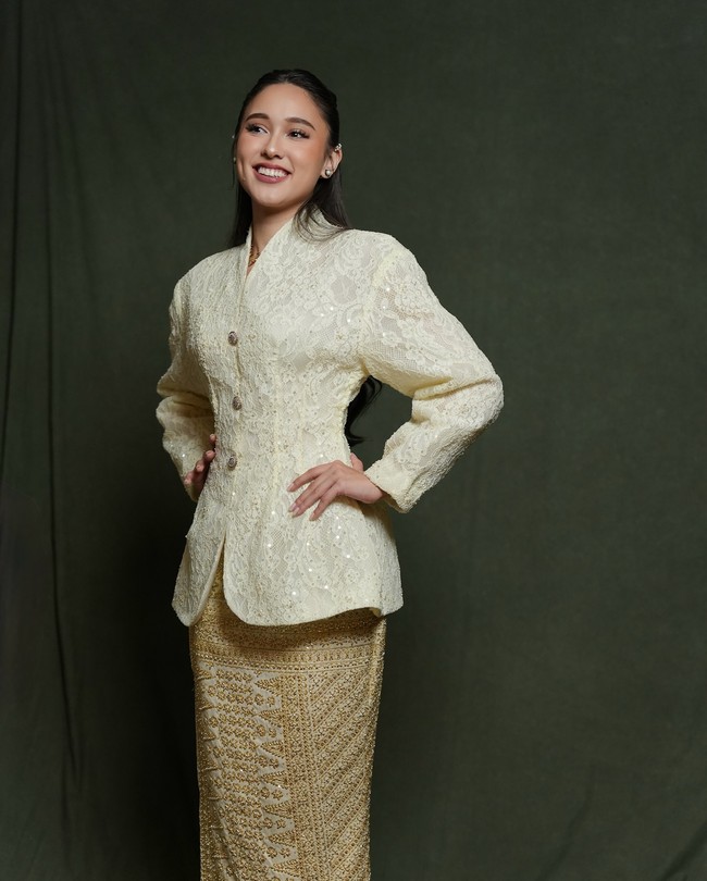 Yasmin Napper juga mengenakan karya Didiet dari Svarna by Ikat Indonesia. Kebaya dengan potongan boxy ini dipadukan tenun hingga sepatu dengan warna serupa. Foto: Instagram