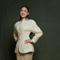 Yasmin Napper juga mengenakan karya Didiet dari Svarna by Ikat Indonesia. Kebaya dengan potongan boxy ini dipadukan tenun hingga sepatu dengan warna serupa. Foto: Instagram