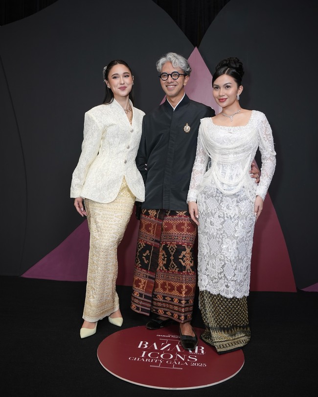 Ariel Tatum sering menampilkan gayanya berkebaya. Kali ini ia mengenakan kebaya putih brokat berpotongan panjang dari Didiet Maulana yang romantis. Foto: Instagram