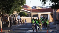 Para anggota Langa Bicycle Hub bersiap untuk pelatihan komunitas di Cape Town. Gerakan ini lahir dari upaya membantu warga selama pandemi dan kini berkembang menjadi pusat aksi iklim lokal. Foto: REUTERS/Esa Alexander