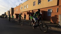 Warga Langa mengikuti sesi bersepeda bersama sebagai kampanye mobilitas hijau. Pusat sepeda ini mendukung lebih dari 1.000 rumah tangga setiap tahun melalui pelatihan dan penyewaan sepeda. Foto: REUTERS/Esa Alexander
