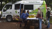 Petugas distribusi minyak goreng dan beras melayani warga saat operasi pasar dalam rangka Gerakan Pangan Murah di Jambi Selatan, Jambi, Senin (17/11/2025). Foto: ANTARA FOTO/WAHDI SEPTIAWAN