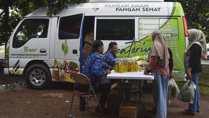 Petugas distribusi tabung gas elpiji 3 kilogram menunggu kedatangan warga saat operasi pasar dalam rangka Gerakan Pangan Murah di Jambi Selatan, Jambi, Senin (17/11/2025). Kegiatan yang dilaksanakan Pemerintah Kota Jambi dengan menjual beberapa bahan kebutuhan rumah tangga seperti gas, beras, dan minyak goreng dengan harga lebih rendah dibanding harga pasar tersebut bertujuan menstabilkan pasokan dan harga pangan, serta menjaga inflasi. ANTARA FOTO/Wahdi Septiawan/foc.