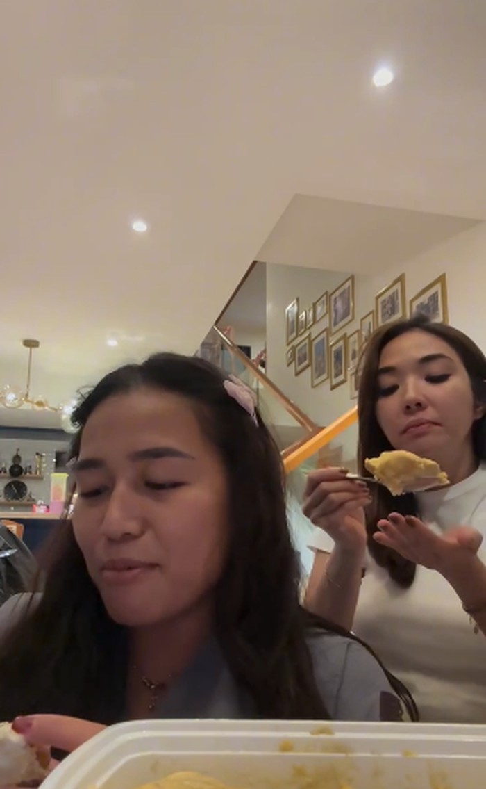 Gisel Anastasia Asyik Kulineran di Korea hingga Mukbang Durian