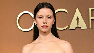Mia Goth mengenakan gaun pale blue yang voluminous dari Christian Dior benar-benar menarik mata dan menunjukkan sisi fashion yang berani. Foto: WireImage/Frazer Harrison