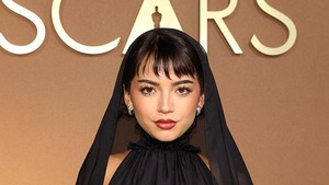 Isabela Merced juga hadir di acara tersebut. Dia tetap tampil energik dan menarik. Foto: WireImage/Frazer Harrison