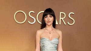 Dakota Johnson memilih gaun mewah dipadukan dengan perhiasa. Menunjukkan selera yang elegan tapi tetap dengan ciri khasnya sendiri. Foto: WireImage/Frazer Harrison