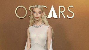 Anya Taylor-Joy tampil sangat anggun berwarna putih/transparan ringan, dipadukan dengan perhiasan. Dia elegan dan dramatis dengan siluet gaun yang memeluk badan. Foto: WireImage/Frazer Harrison
