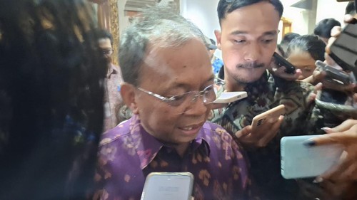 Gubernur Bali, Wayan Koster, ditemui media massa seusai Rapat Paripurna ke-12 dan ke-13 DPRD Bali di Wiswa Sabha Utama Kantor Gubernur Bali, Senin (17/11/2025). (Fabiola Dianira/detikBali)