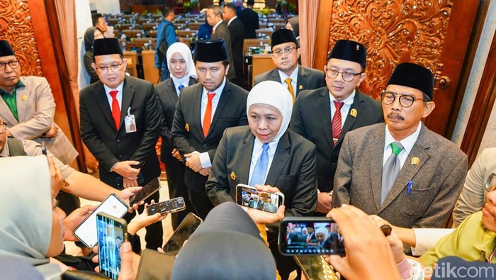 Gubernur Jatim Khofifah usai penandatanganan persetujuan bersama Ranperda APBD Jatim 2026 menjadi Perda di DPRD Jatim.
