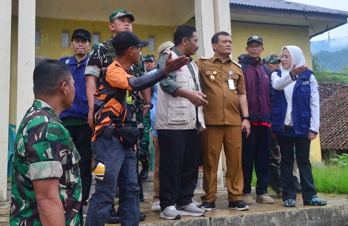 Gubernur Jawa Tengah Ahmad Luthfi meninjau langsung lokasi bencana tanah longsor di Dusun Situkung, Desa Pandanarum, Kecamatan Pandanarum, Banjarnegara, hari ini