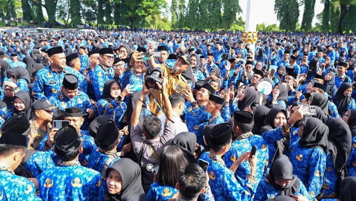 Gubernur Sulsel Andi Sudirman Sulaiman melantik 4.047 PPPK Tahap 2 dan Paruh Waktu.