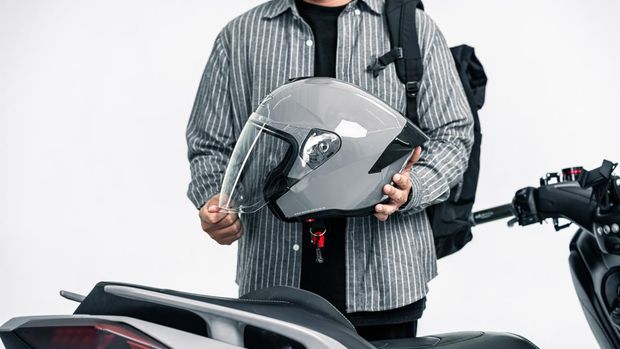 Helm RSV Windbreaker. Helm RSV Windbreaker.