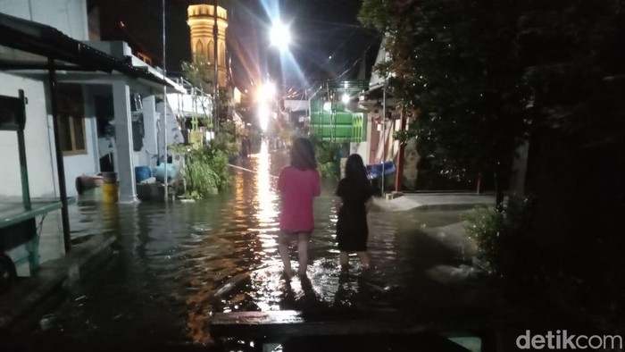 Hujan deras 1 jam bikin sejumlah kawasan di perkotaan Lamongan tergenang.