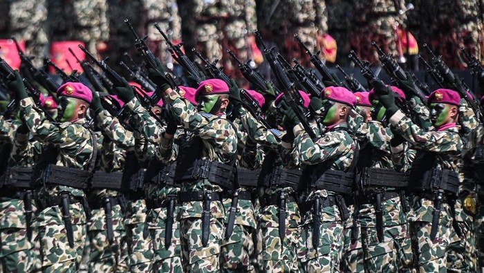 Panglima TNI Jenderal Agus Subiyanto (kedua kiri) menginspeksi pasukan saat peringatan HUT ke-80 Korps Marinir di Bumi Marinir, CIlandak, Jakarta, Senin (17/11/2025). Peringatan HUT yang turut dihadiri Panglima TNI Jenderal Agus Subiyanto itu bertemakan Korps Marinir TNI AL Bersama Rakyat Membangun Indonesia Maju. ANTARA FOTO/Sulthony Hasanuddin