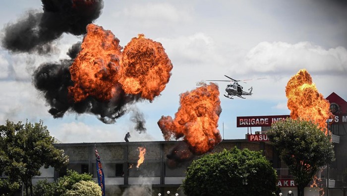 Panglima TNI Jenderal Agus Subiyanto (kedua kiri) menginspeksi pasukan saat peringatan HUT ke-80 Korps Marinir di Bumi Marinir, CIlandak, Jakarta, Senin (17/11/2025). Peringatan HUT yang turut dihadiri Panglima TNI Jenderal Agus Subiyanto itu bertemakan Korps Marinir TNI AL Bersama Rakyat Membangun Indonesia Maju. ANTARA FOTO/Sulthony Hasanuddin