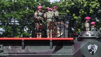 Suasana peringatan semakin hidup dengan hadirnya Panglima TNI Jenderal Agus Subiyanto yang menjadi tamu kehormatan. Dalam momen khusus, Agus Subiyanto menerima pembaretan sebagai Warga Kehormatan Korps Marinir, yang disematkan langsung oleh Panglima Korps Marinir Letjen TNI (Mar) Endi Supardi. Prosesi ini menjadi simbol soliditas dan penghormatan antara pimpinan TNI dengan jajaran Marinir. ANTARA FOTO/Sulthony Hasanuddin