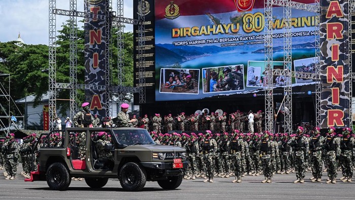 Panglima TNI Jenderal Agus Subiyanto (kedua kiri) menginspeksi pasukan saat peringatan HUT ke-80 Korps Marinir di Bumi Marinir, CIlandak, Jakarta, Senin (17/11/2025). Peringatan HUT yang turut dihadiri Panglima TNI Jenderal Agus Subiyanto itu bertemakan Korps Marinir TNI AL Bersama Rakyat Membangun Indonesia Maju. ANTARA FOTO/Sulthony Hasanuddin