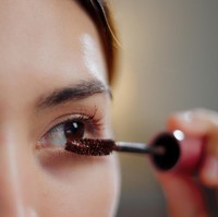 Cara Membersihkan Mascara Waterproof yang Benar Tanpa Bikin Bulu Mata Rontok