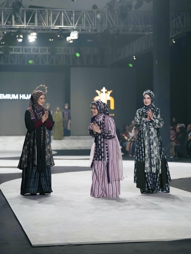 Adu gaya hijab dan busana muslim Irish Bella dan Arumi Bachsin.