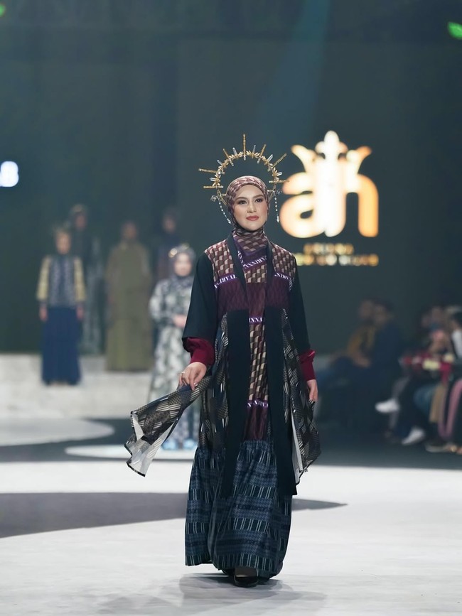 Adu gaya hijab dan busana muslim Irish Bella dan Arumi Bachsin.