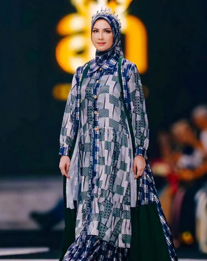 Adu gaya hijab dan busana muslim Irish Bella dan Arumi Bachsin.