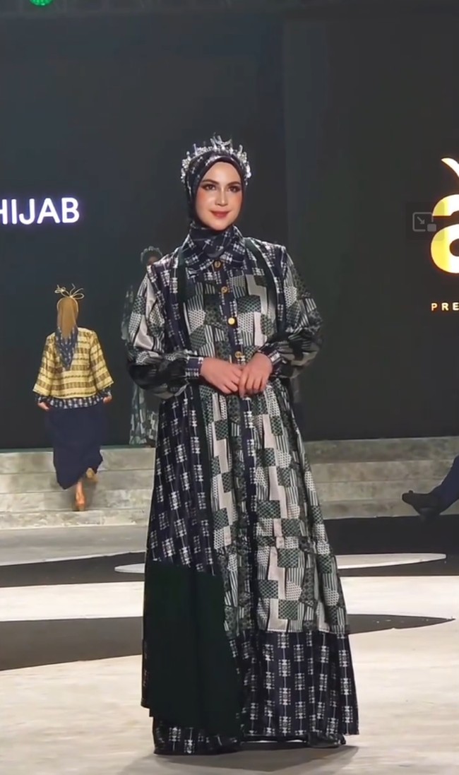 Adu gaya hijab dan busana muslim Irish Bella dan Arumi Bachsin.