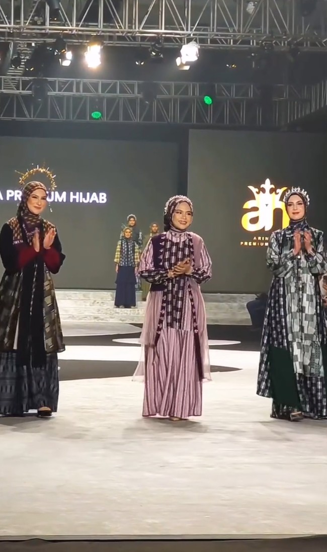 Adu gaya hijab dan busana muslim Irish Bella dan Arumi Bachsin.