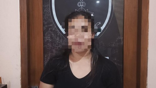 IRT inisial YAP (25) asal Desa Lingsar, Lombok Barat, ditangkap polisi lantaran mencuri gelang emas milik adiknya untuk bayar pinjol. (Foto: Dok. Polresta Mataram)