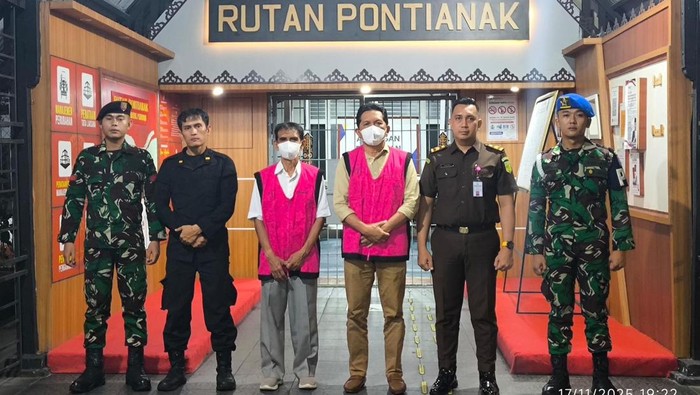 IS dan MR tersangka korupsi dana hibah pembangunan Gedung SMA Mujahidin ditetapkan sebagai tersangka. (Dokumentasi Penkum Kejati Kalbar)