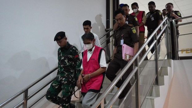 IS dan MR tersangka korupsi dana hibah pembangunan Gedung SMA Mujahidin ditetapkan sebagai tersangka. (Dokumentasi Penkum Kejati Kalbar) IS dan MR tersangka korupsi dana hibah pembangunan Gedung SMA Mujahidin ditetapkan sebagai tersangka. (Dokumentasi Penkum Kejati Kalbar)