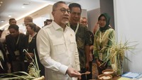 Menteri Koordinator Bidang Pangan Zulkifli Hasan (tengah) mengamati produk pangan lokal yang dipamerkan pada forum Global International Sustaince Rice Forum (ISRF) di Ancol, Jakarta Utara, Senin (17/11/2025). ANTARA FOTO/Fakhri Hermansyah