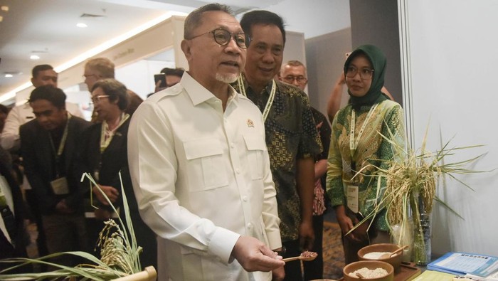 Menteri Koordinator Bidang Pangan Zulkifli Hasan (tengah) mengamati produk pangan lokal yang dipamerkan pada forum Global International Sustaince Rice Forum (ISRF) di Ancol, Jakarta Utara, Senin (17/11/2025). Kegiatan yang dihadiri pakar global, pembuat kebijakan dan pelaku industri untuk berbagi inovasi produksi pertanian yang rendah karbon guna mendukung ketahanan pangan di Indonesia yang berlangsung dari 17-18 November 2025. ANTARA FOTO/Fakhri Hermansyah/foc.