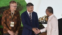 Menteri Koordinator Bidang Pangan Zulkifli Hasan (kanan) berbincang dengan Executive Director Preferred By Nature Peter Feilberg (kiri) dan Duta Besar Uni Eropa untuk Indonesia dan Brunei Darussalam H.E Dennis Chaibi (tengah) pada pembukaan forum Global International Sustaince Rice Forum (ISRF) di Ancol, Jakarta Utara. ANTARA FOTO/Fakhri Hermansyah