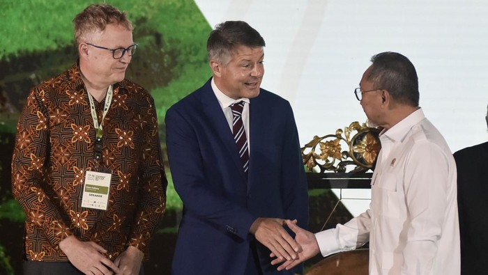 Menteri Koordinator Bidang Pangan Zulkifli Hasan (kanan) berbincang dengan Executive Director Preferred By Nature Peter Feilberg (kiri) dan Duta Besar Uni Eropa untuk Indonesia dan Brunei Darussalam H.E Dennis Chaibi (tengah) pada pembukaan forum Global International Sustaince Rice Forum (ISRF) di Ancol, Jakarta Utara, Senin (17/11/2025). Kegiatan yang dihadiri pakar global,pembuat kebijakan dan pelaku industri untuk berbagi inovasi produksi pertanian yang rendah karbon guna mendukung ketahanan pangan di Indonesia yang berlangsung dari 17-18 November 2025. ANTARA FOTO/Fakhri Hermansyah/foc.