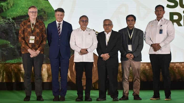 Menteri Koordinator Bidang Pangan Zulkifli Hasan (ketiga kiri) berfoto bersama Direktur Utama Perum Bulog Ahmad Rizal Ramdhani (kanan), Executive Director Preferred By Nature Peter Feilberg (kiri), Duta Besar Uni Eropa untuk Indonesia dan Brunei Darussalam H.E Dennis Chaibi (kedua kiri), Ketua Umum Perkumpulan Penggilingan Padi dan Pengusaha Beras Indonesia (PERPADI) Sutarto Alimoeso (ketiga kanan) dan Koordinator Nasional Koalisi Koalisi Rakyat untuk Kedaulatan Pangan (KRKP) Ayip Said Abdullah (kedua kanan) pada forum Global International Sustaince Rice Forum (ISRF) di Ancol, Jakarta Utara, Senin (17/11/2025). Kegiatan yang dihadiri pakar global,pembuat kebijakan dan pelaku industri untuk berbagi inovasi produksi pertanian yang rendah karbon guna mendukung ketahanan pangan di Indonesia yang berlangsung dari 17-18 November 2025. ANTARA FOTO/Fakhri Hermansyah/foc.