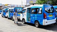 Angkot JakLingko antre menunggu penumpang. Staf Khusus Gubernur DKI Jakarta Bidang Komunikasi Publik, Chico Hakim, mengatakan kebijakan ini tidak dimaksudkan sebagai hukuman, melainkan peningkatan kualitas sumber daya manusia di sektor transportasi publik.