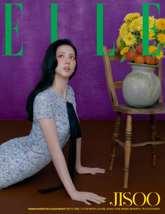 Transformasi Jisoo BLACKPINK terlihat dalam sampul majalah Elle Korea edisi Desember 2025. Tak sedikit penggemar yang pangling bahkan menyebut Jisoo bak beda orang, karena rambut bondol dan poni yang tak rata. Foto: dok. Elle Korea