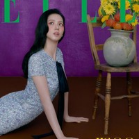 Transformasi Jisoo BLACKPINK terlihat dalam sampul majalah Elle Korea edisi Desember 2025. Tak sedikit penggemar yang pangling bahkan menyebut Jisoo bak beda orang, karena rambut bondol dan poni yang tak rata. Foto: dok. Elle Korea