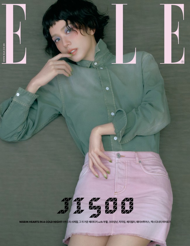“Sampe pangling chu😍😍” “Kapan lagi liat neng jisoo rambut sependek ini❤️❤️❤️😍” “The real cakep mau di gimanain aja ttp cakep banget neng Jisoo 😍😍😍” komentar sejumlah penggemar melihat model rambut Jisoo. Foto: dok. Elle Korea