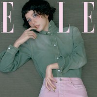 “Sampe pangling chu😍😍” “Kapan lagi liat neng jisoo rambut sependek ini❤️❤️❤️😍” “The real cakep mau di gimanain aja ttp cakep banget neng Jisoo 😍😍😍” komentar sejumlah penggemar melihat model rambut Jisoo. Foto: dok. Elle Korea