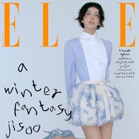 Jisoo BLACKPINK mengejutkan penggemar dengan model rambutnya saat pemotretan. Untuk pertama kalinya sejak debut, visual grup KPop BLACKPINK itu tampil berambut bondol. Foto: dok. Elle Korea